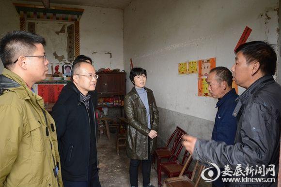 湖南一师范领导到双峰白泥村讲脱贫攻坚专题党课